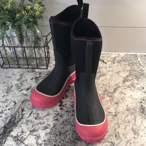 Mucks - KIDS Size 2 LIKE NEW !!!!